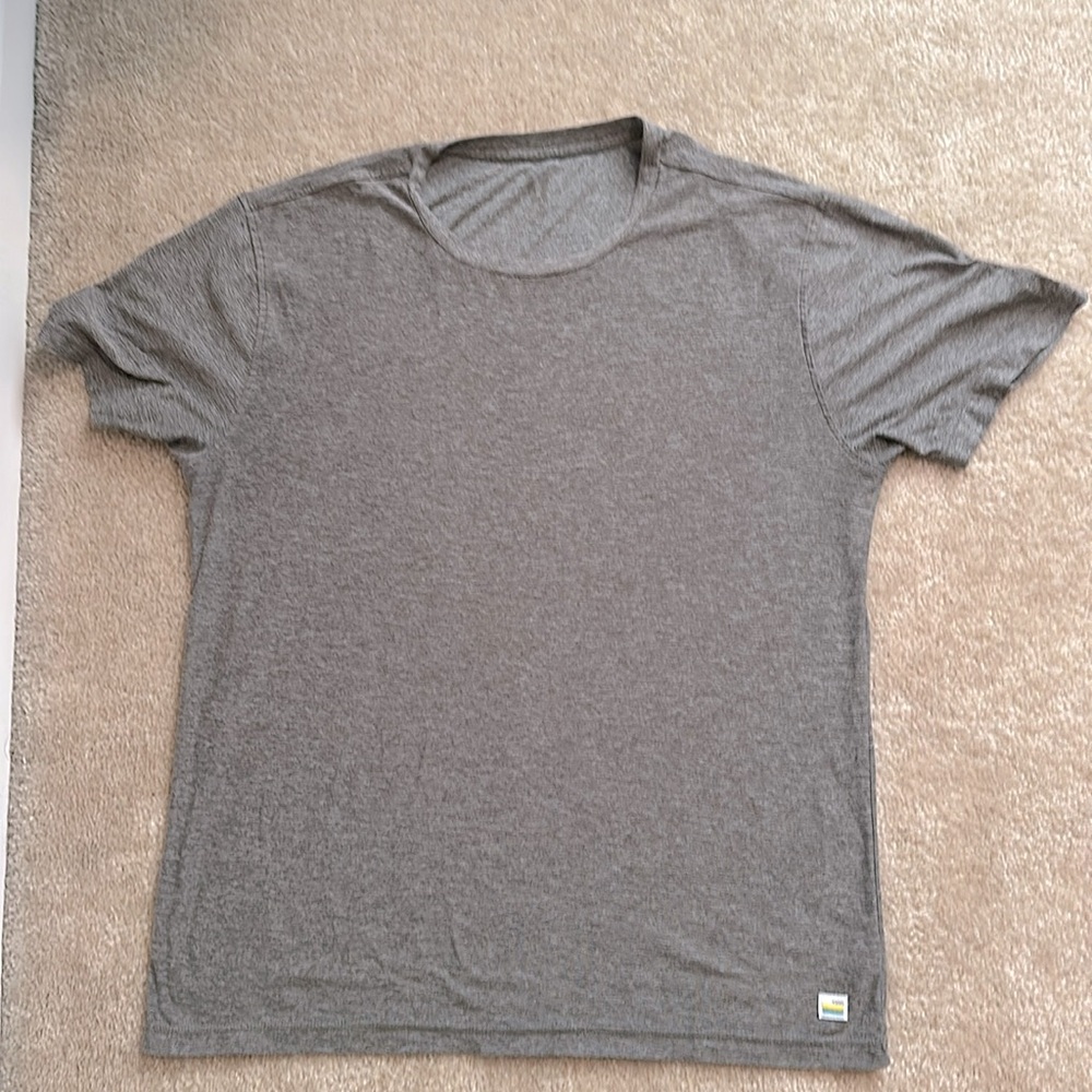 Vuori Strato Tech Tee Charcoal Gray Crew Short Sleeve Tshirt V126 Men’s Medium